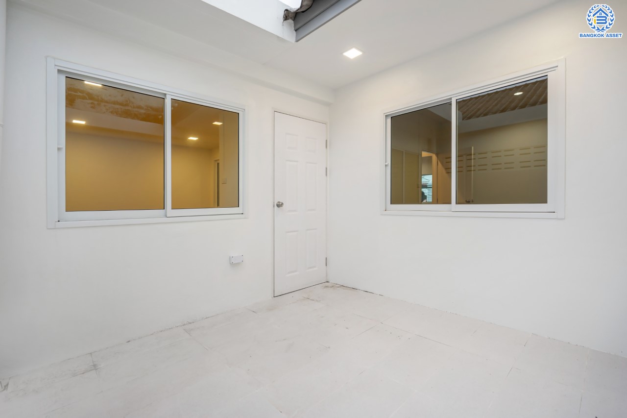 บ้านมือสองตกแต่งใหม่ ม.ซื่อตรง รัตนาธิเบศร์ หน้าโครงการติดรถไฟฟ้า "สถานีไทรม้า"!! เนื้อที่ 26 ตร.ว. ฟังก์ชัน 3 ห้องนอน 2 ห้องน้ำ 1 ที่จอดรถ ทำเลใกล้ เซ็นทรัลรัตนาธิเบศร์ และทางด่วน "งามวงศ์วาน"